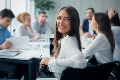 Foto: Frau bei Meeting